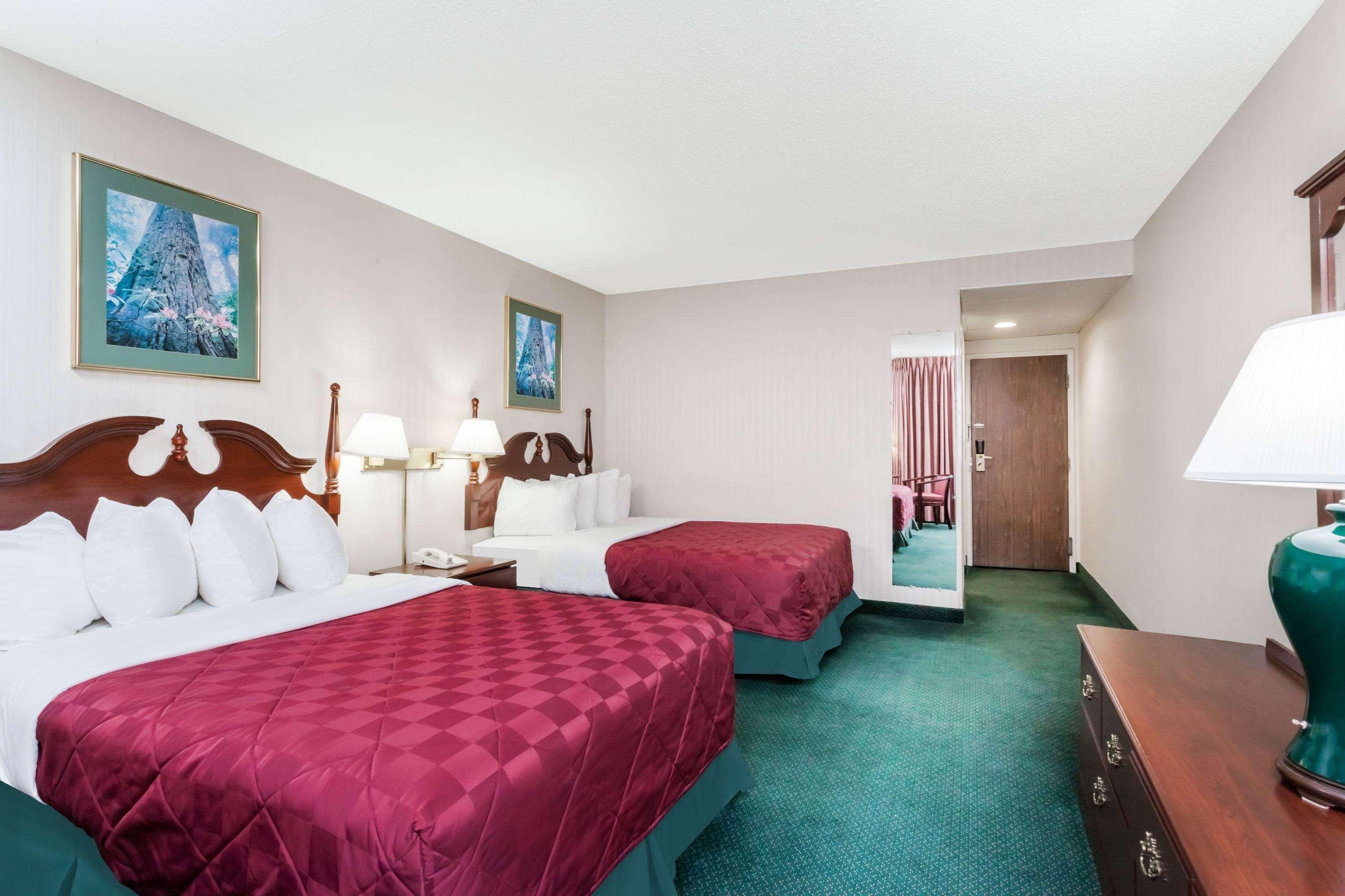 Baymont By Wyndham Queensbury/Lake George Exterior photo